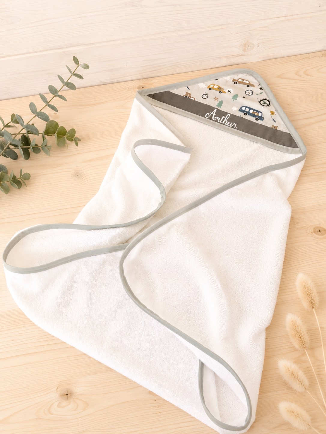 Coffret cadeau de naissance personnalisé – Cape de bain, trousse et lingettes bébé – Image 2