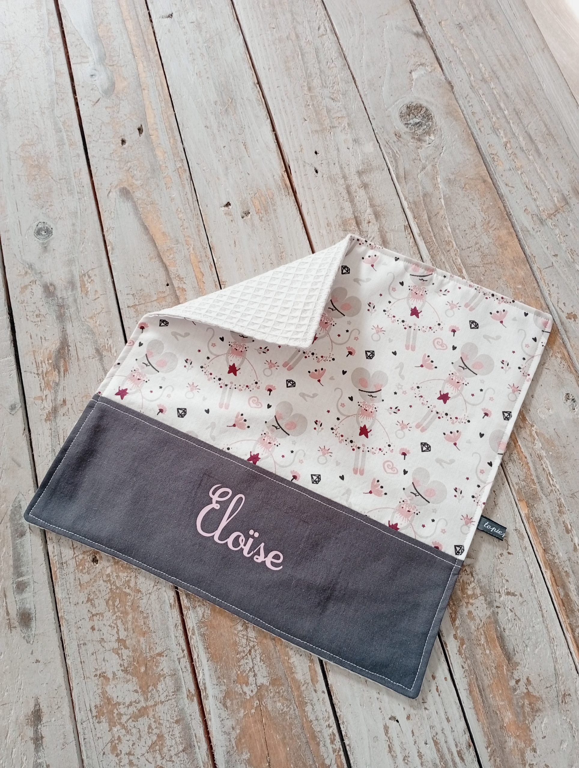 Serviette de table enfant personnalisable – coton imprimé + éponge de bambou ou nid d’abeille | Serviette de cantine maternelle – Image 2