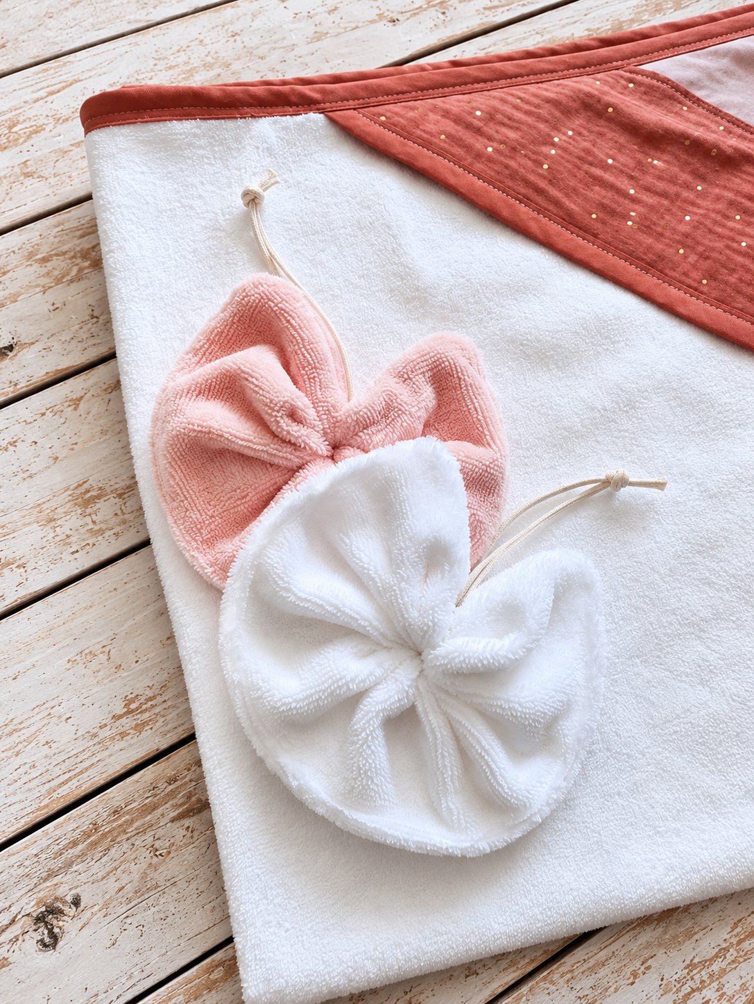 Collection naissance personnalisée – Cape de bain, couverture bébé, lingettes lavables et fleur de douche – 8 tissus double gaze au choix – Image 5