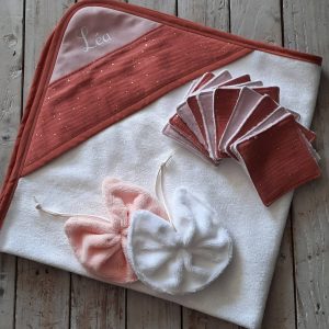 Cadeau de Naissance personnalisé Cape de Bain bébé, lingettes lavables, fleur de douche en Eponge de bambou