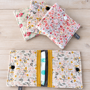 Pochette pour serviettes hygiéniques – Trousse de rangement en coton imprimé – Discrète, lavable et personnalisable (choix du tissu)