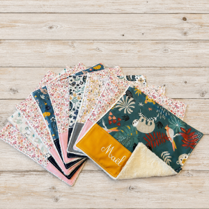 Serviette de table enfant personnalisable – coton imprimé + éponge de bambou ou nid d’abeille | Serviette de cantine maternelle