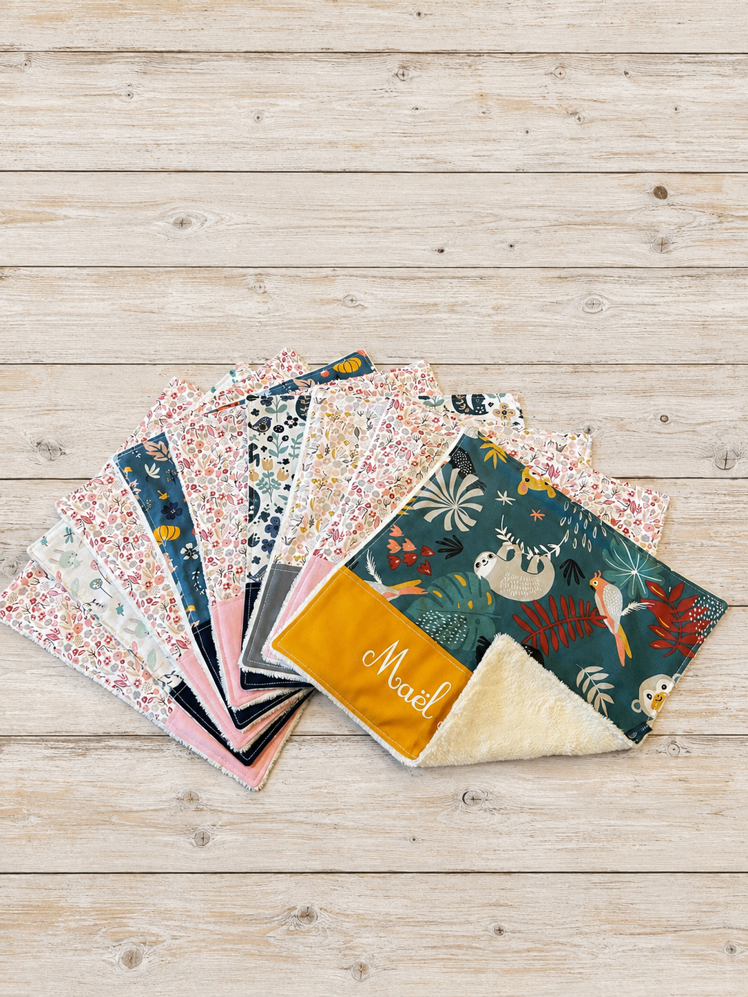 Serviette de table enfant personnalisable – coton imprimé + éponge de bambou ou nid d’abeille | Serviette de cantine maternelle