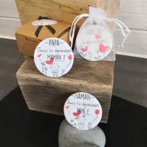 Boite cadeau annonce grossesse Badge, Magnet, Porte Clefs Décapsuleur ou Miroir de poche, idée cadeau, faire part naissance