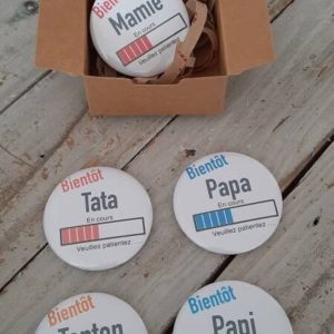 Boite cadeau annonce grossesse Badge, Magnet, Porte Clefs Décapsuleur ou Miroir de poche, idée cadeau