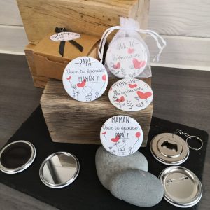 Cadeau Badge, Magnet, Porte Clefs Décapsuleur ou Miroir de poche