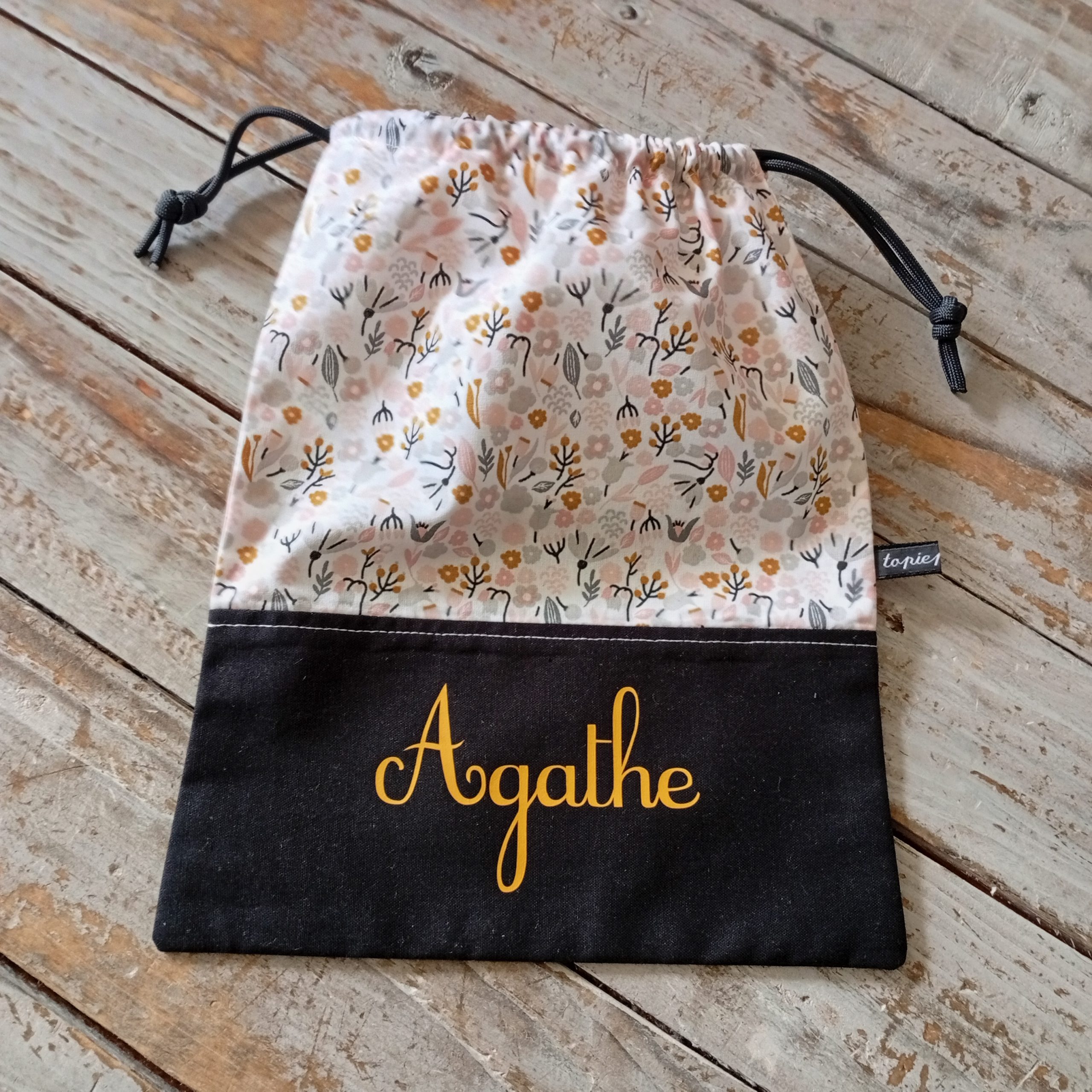 Pochon pour serviette de table avec le prénom "Agathe"