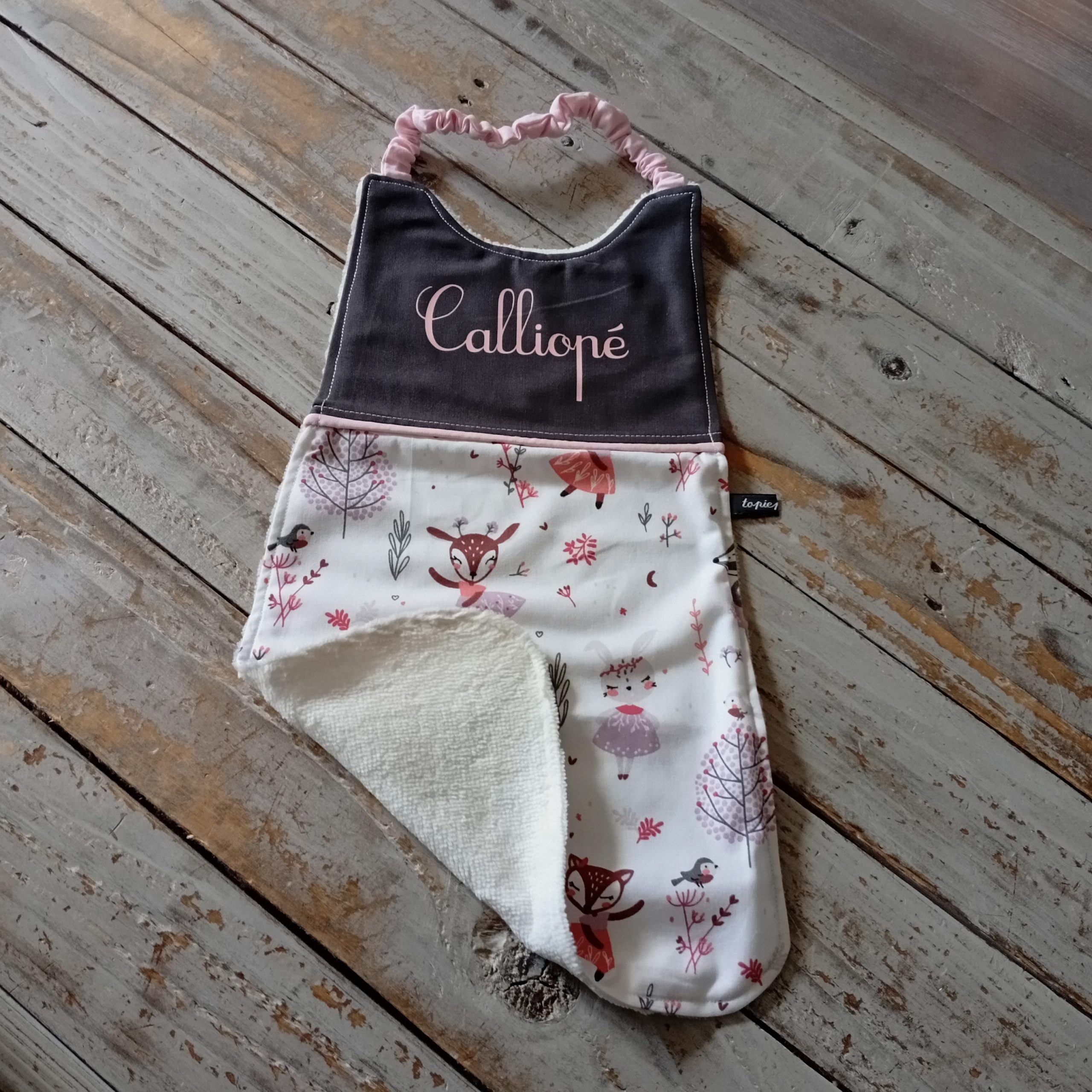 Serviette élastique et son pochon avec le prénom "Calliopé" – Image 2