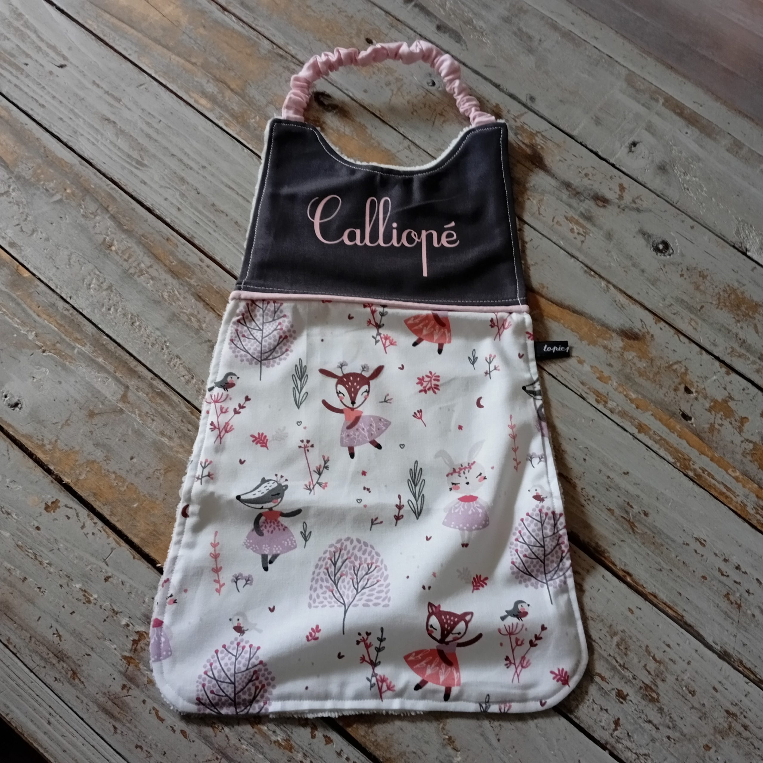 Serviette élastique et son pochon avec le prénom "Calliopé" – Image 3