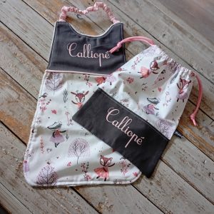 Serviette élastique et son pochon avec le prénom "Calliopé"