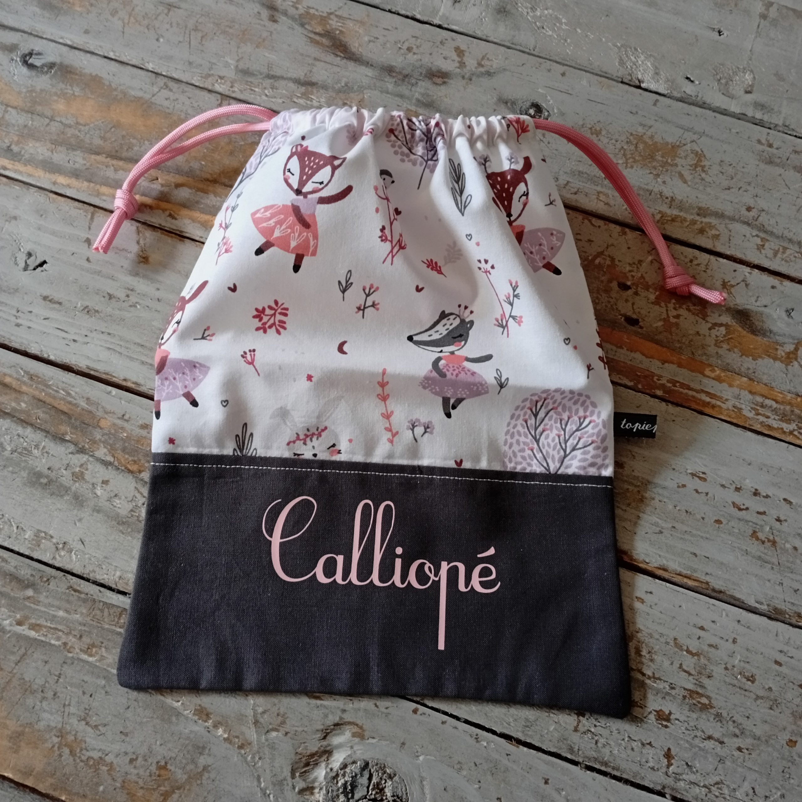 Serviette élastique et son pochon avec le prénom "Calliopé" – Image 4