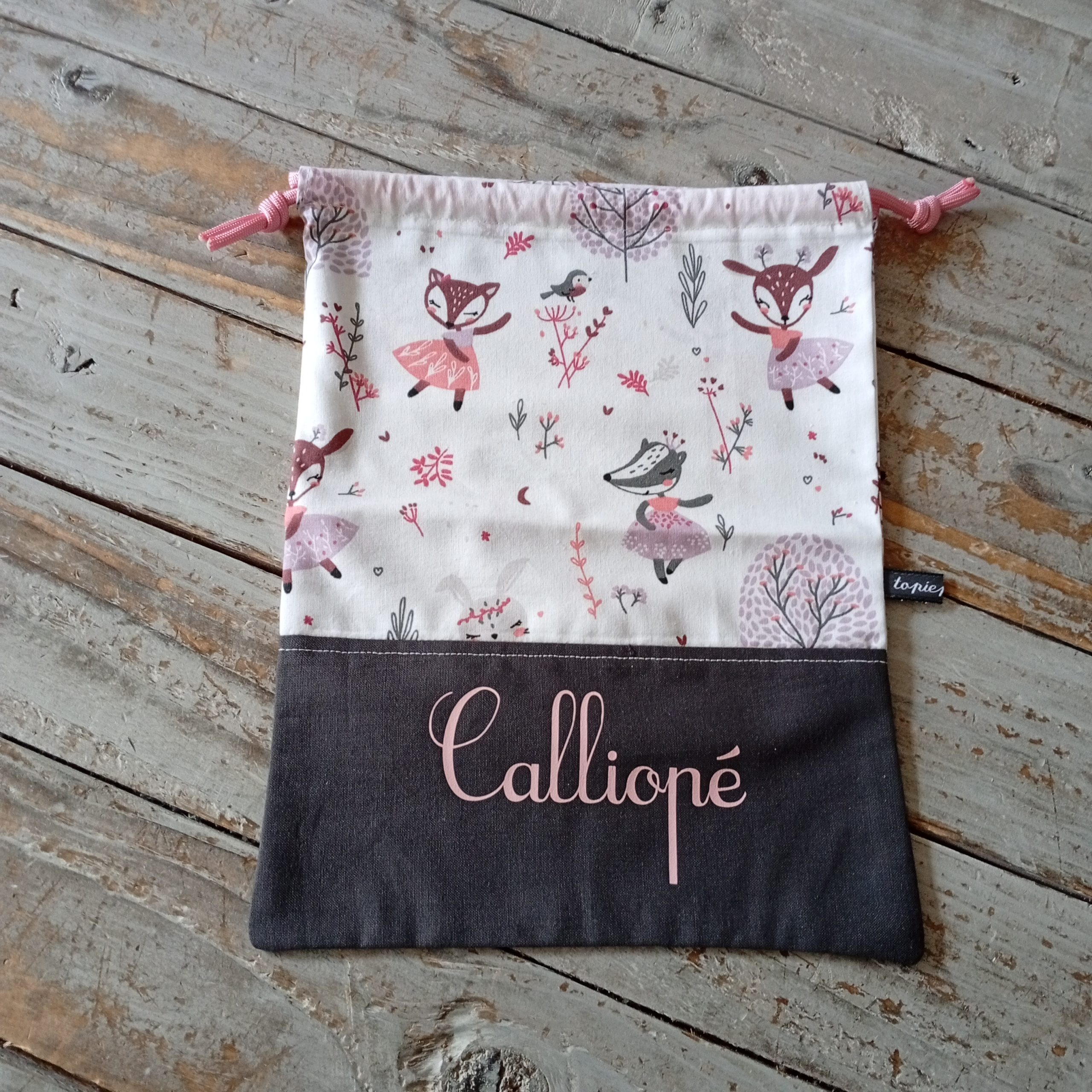 Serviette élastique et son pochon avec le prénom "Calliopé" – Image 5