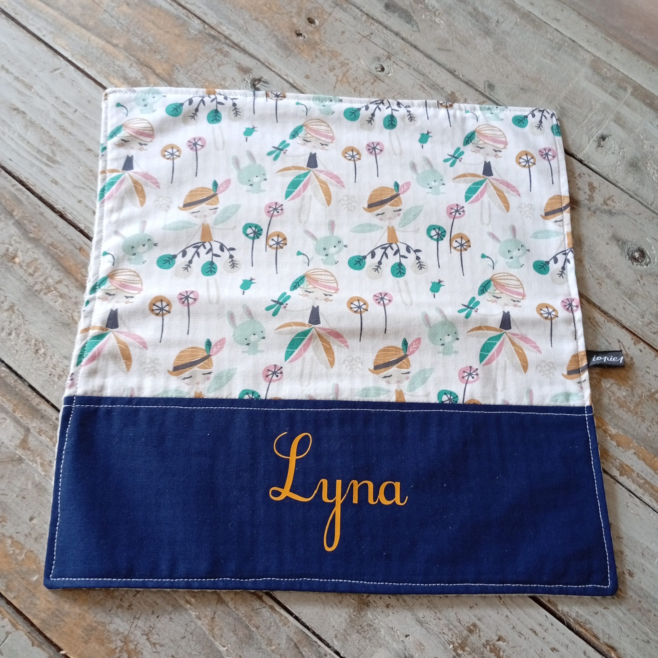 Serviette de table avec le prénom "Lyna" – Image 2