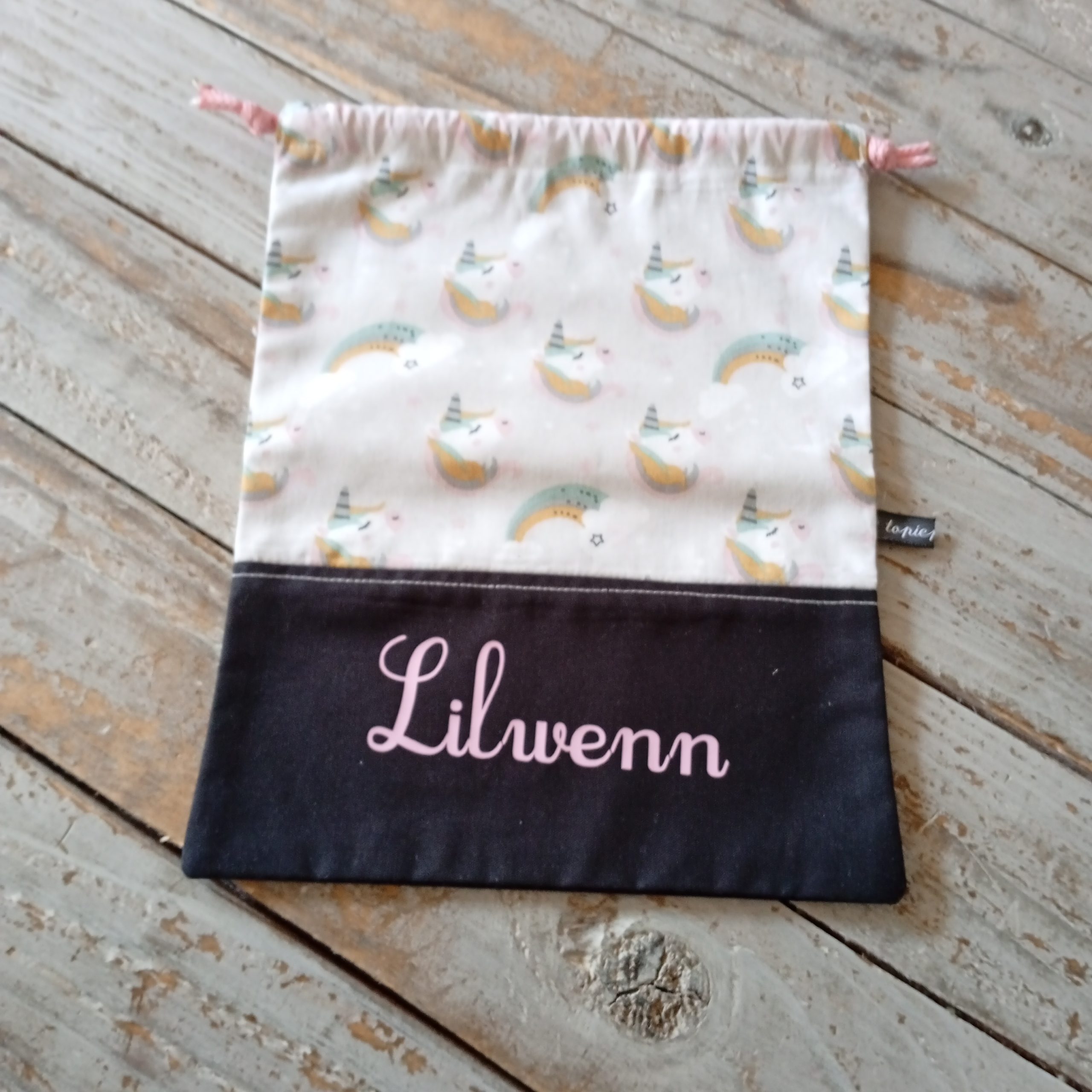 Serviette de table assorti à son sac de rangement avec le prénom "Lilwenn" – Image 4