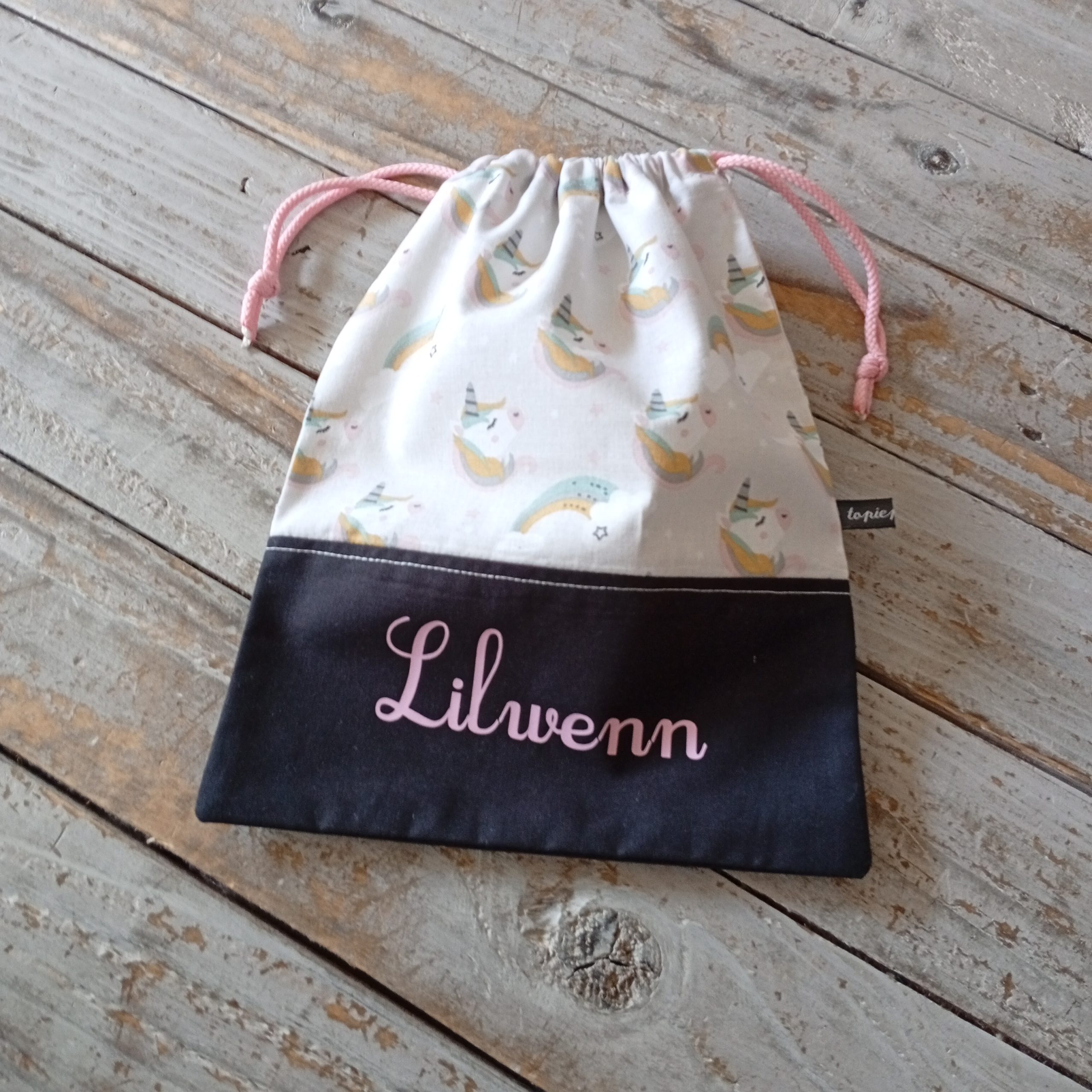 Serviette de table assorti à son sac de rangement avec le prénom "Lilwenn" – Image 5
