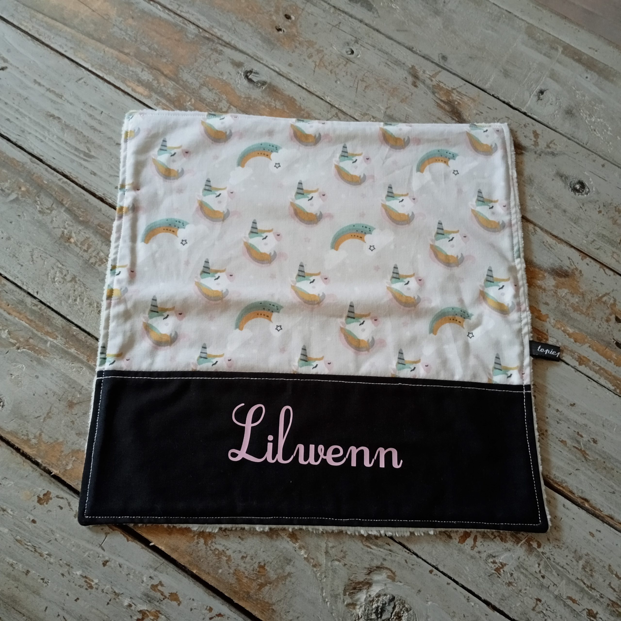 Serviette de table assorti à son sac de rangement avec le prénom "Lilwenn" – Image 2