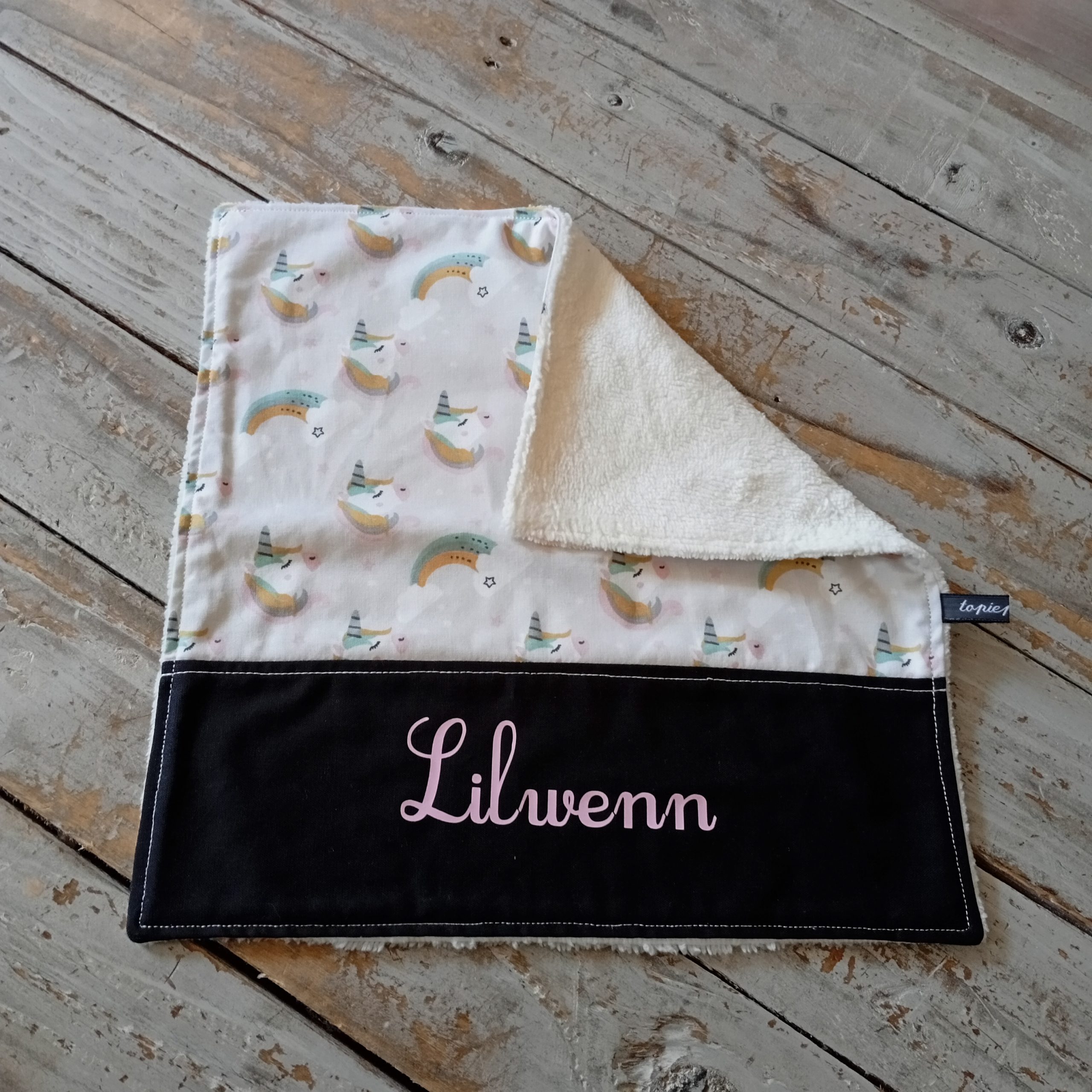 Serviette de table assorti à son sac de rangement avec le prénom "Lilwenn" – Image 3