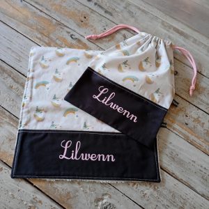 Serviette de table assorti à son sac de rangement avec le prénom "Lilwenn"