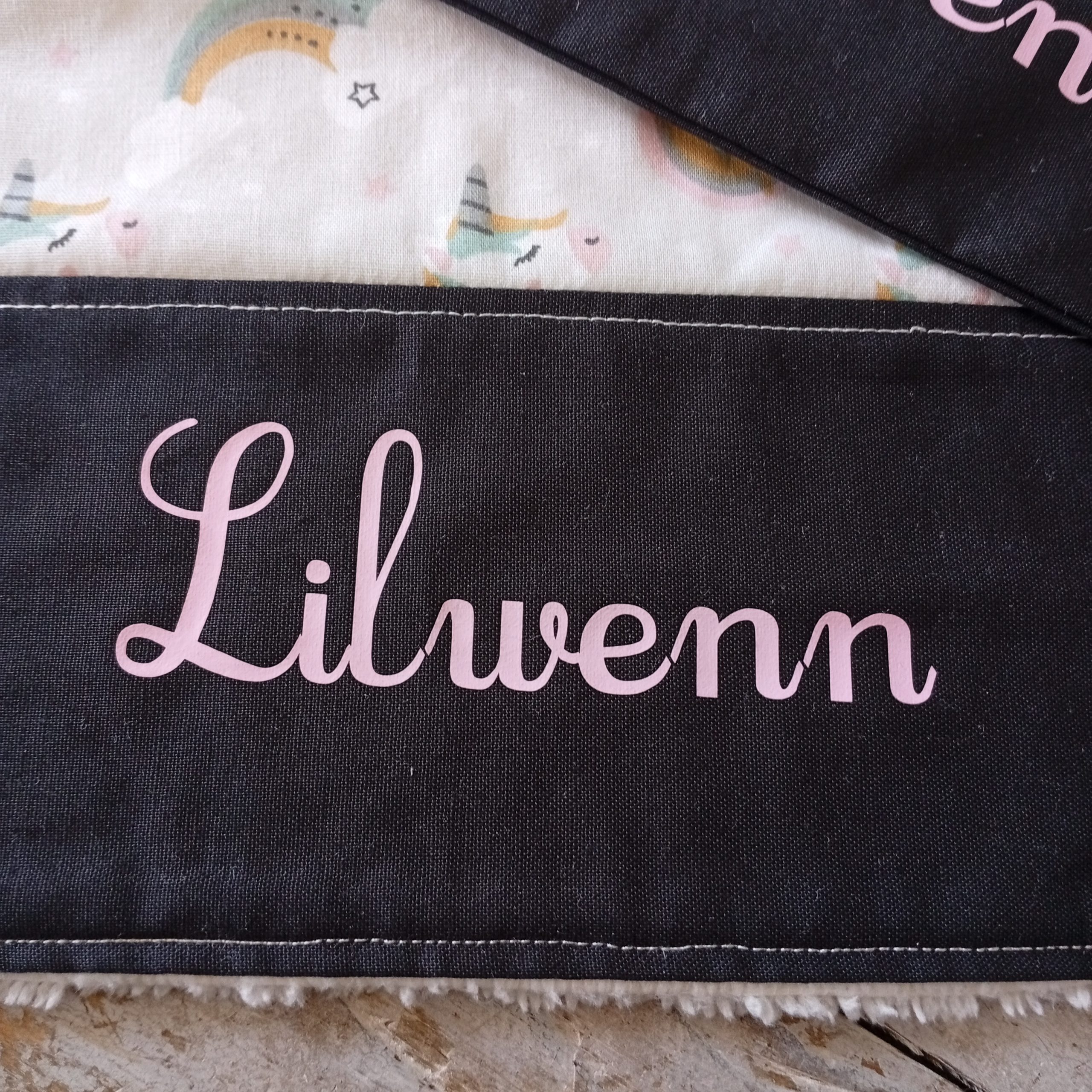Serviette de table assorti à son sac de rangement avec le prénom "Lilwenn" – Image 6