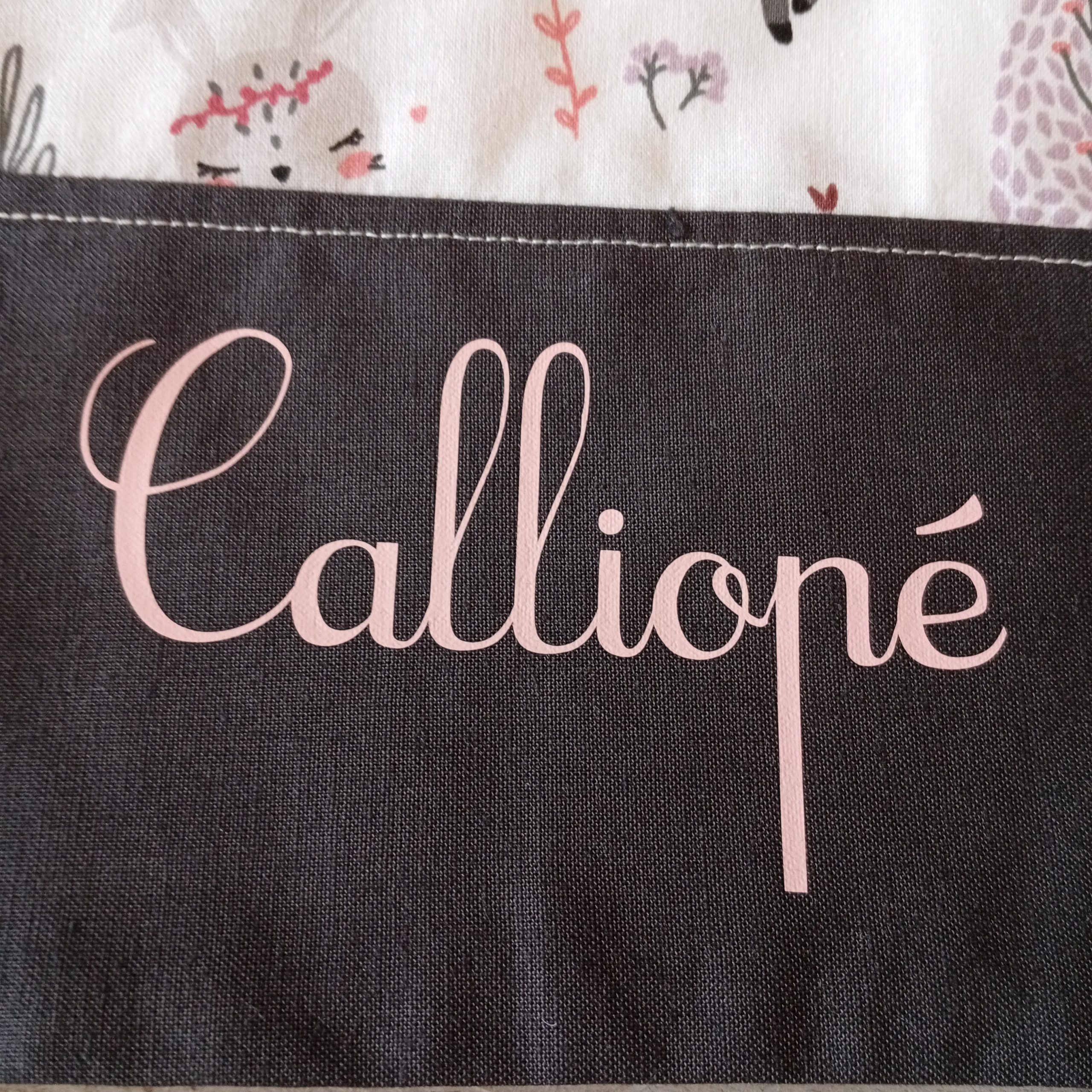 Serviette élastique et son pochon avec le prénom "Calliopé" – Image 6
