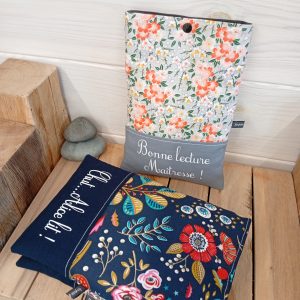 Pochette à livre personnalisée – Cadeau maîtresse / ATSEM – Texte ou prénom au choix – Protège-livre en coton