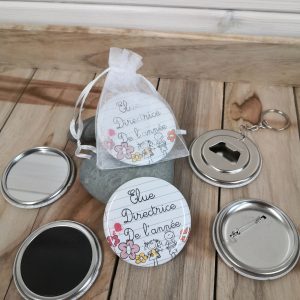 Cadeau Badge, Magnet, Porte Clefs Décapsuleur ou Miroir de poche