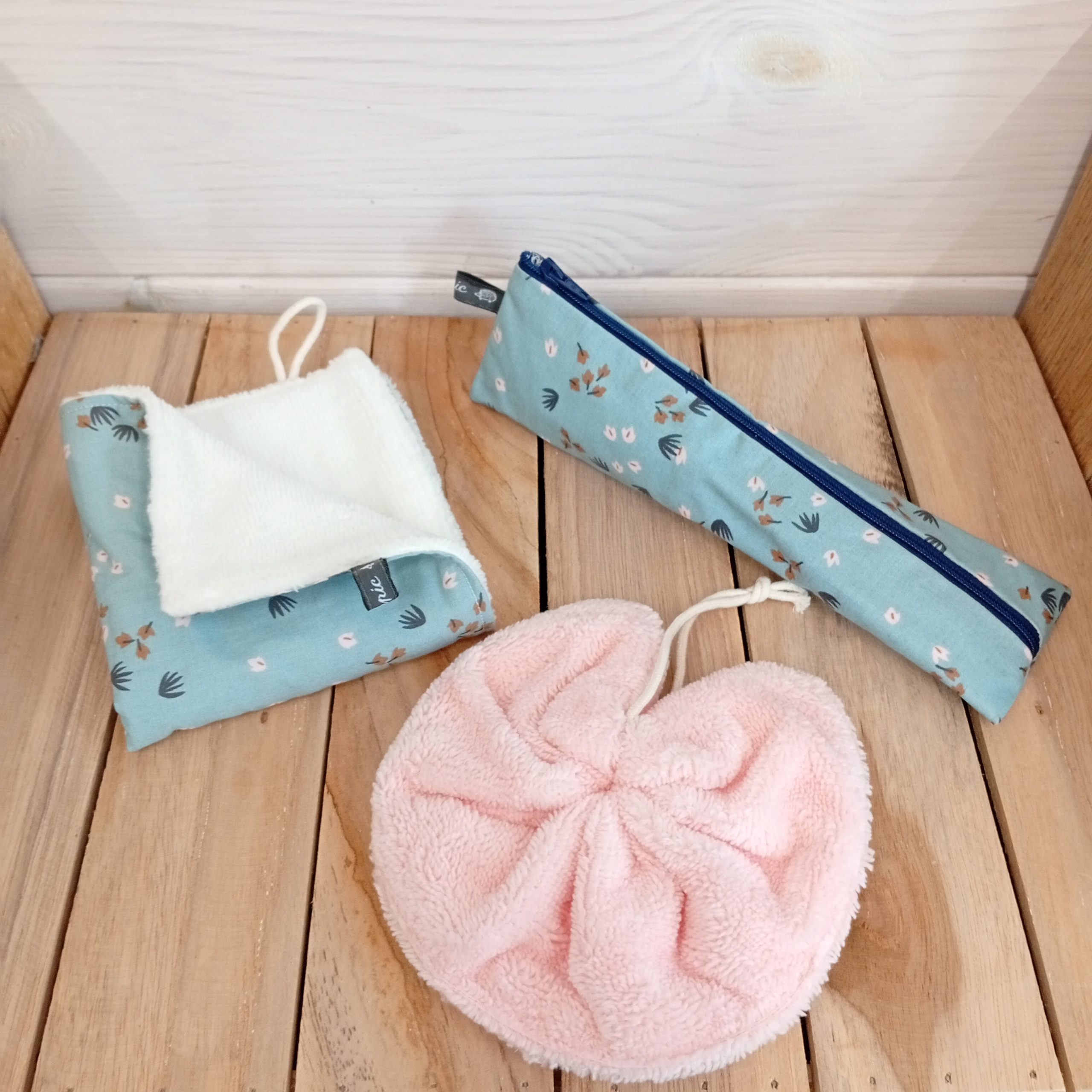 Ensemble bien-être – trousse à brosse à dents, serviette visage & fleur de douche en éponge de bambou – Idée cadeau maîtresse – Image 2