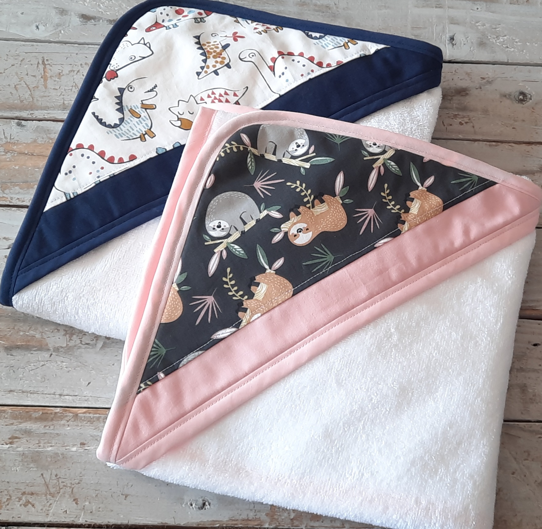 Coffret cadeau de naissance personnalisé – Cape de bain, trousse et lingettes bébé – Image 6