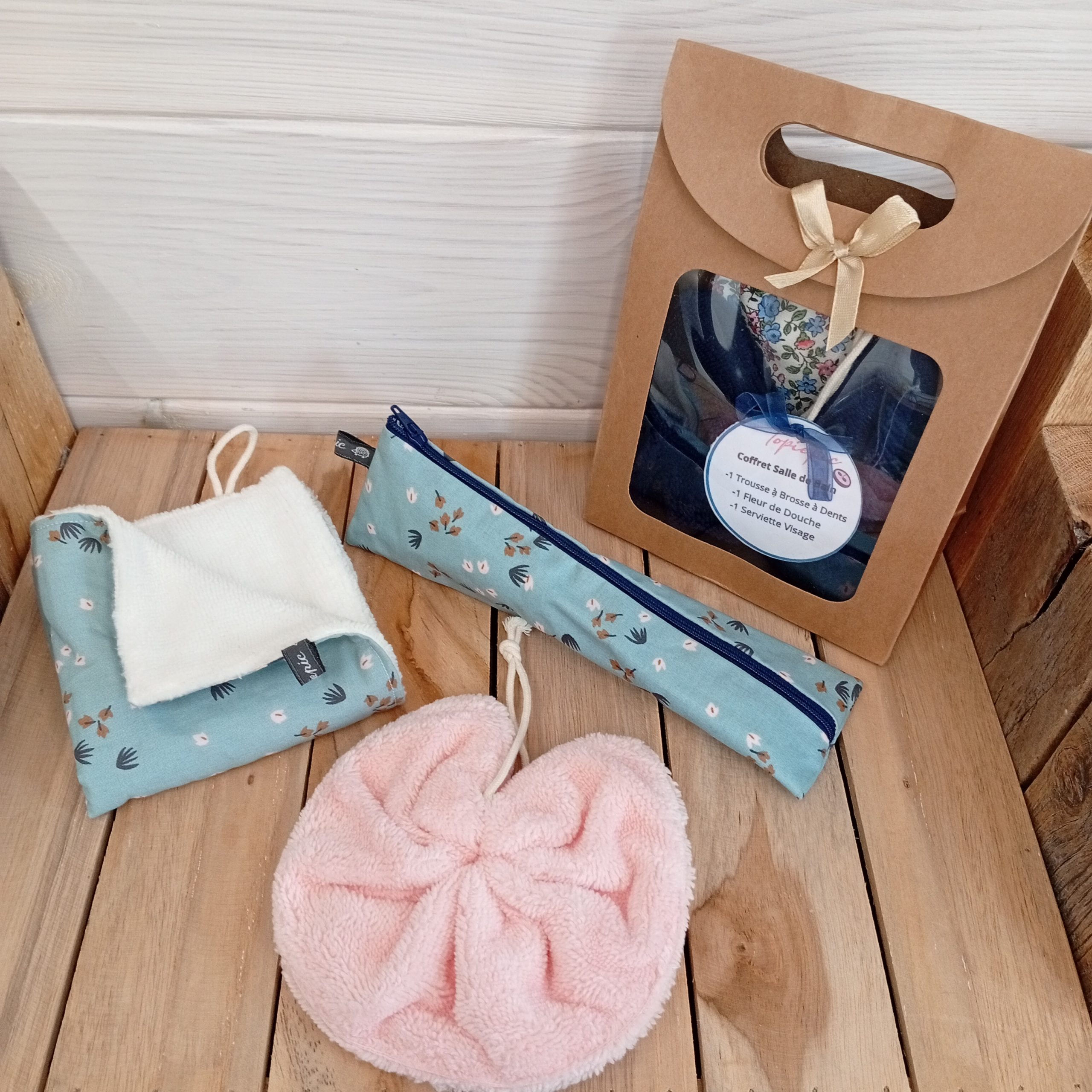 Ensemble bien-être – trousse à brosse à dents, serviette visage & fleur de douche en éponge de bambou – Idée cadeau maîtresse