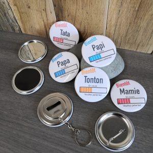 Boîte cadeau annonce grossesse – Badge, magnet, porte-clés, décapsuleur ou miroir personnalisé – Idée cadeau future Mamie / Papa / Parrain / Marraine