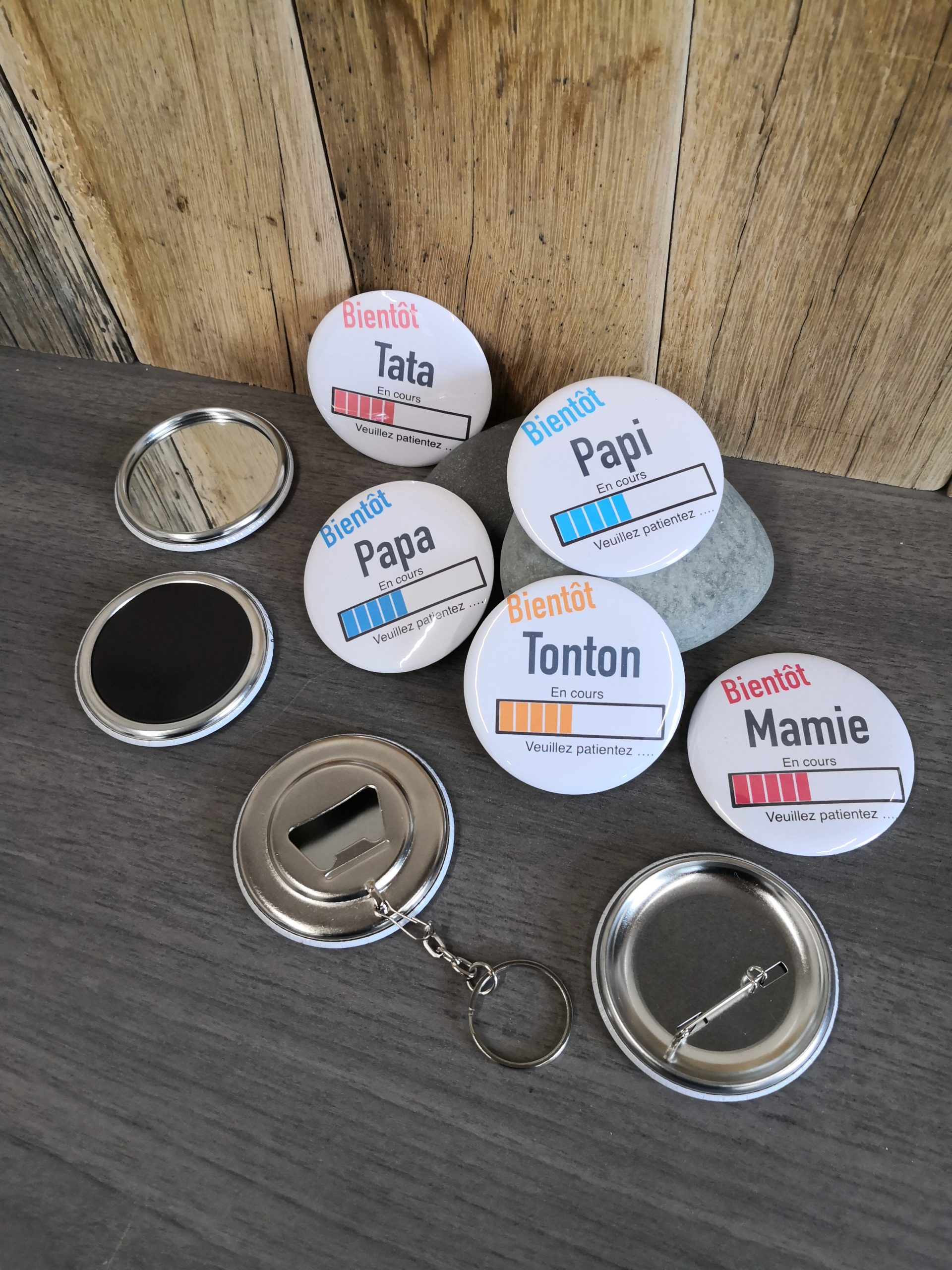 Boîte cadeau annonce grossesse – Badge, magnet, porte-clés, décapsuleur ou miroir personnalisé – Idée cadeau future Mamie / Papa / Parrain / Marraine
