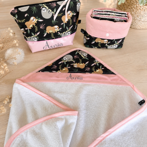 Coffret cadeau de naissance personnalisé – Cape de bain, trousse et lingettes bébé