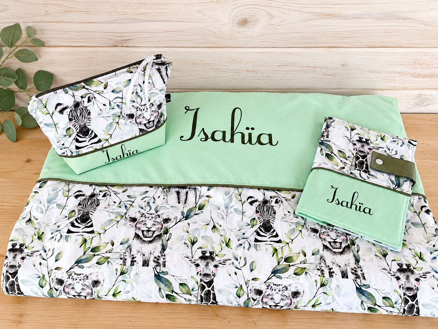 Coffret cadeau de naissance personnalisé – Couverture bébé, protège carnet de santé et trousse – Image 3
