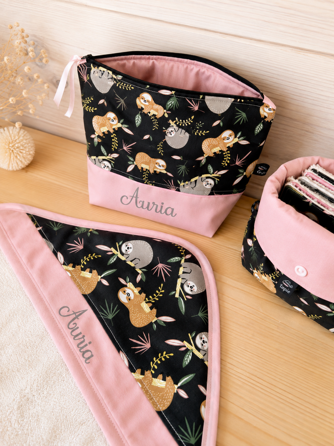 Coffret cadeau de naissance personnalisé – Cape de bain, trousse et lingettes bébé – Image 4