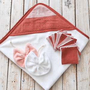 Collection naissance personnalisée – Cape de bain, couverture bébé, lingettes lavables et fleur de douche – 8 tissus double gaze au choix